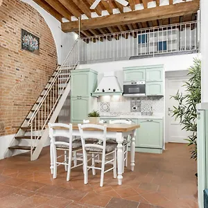 https://historical-apt-a-few-steps-from-lucca-cathedral.it-tuscanyhotel.com